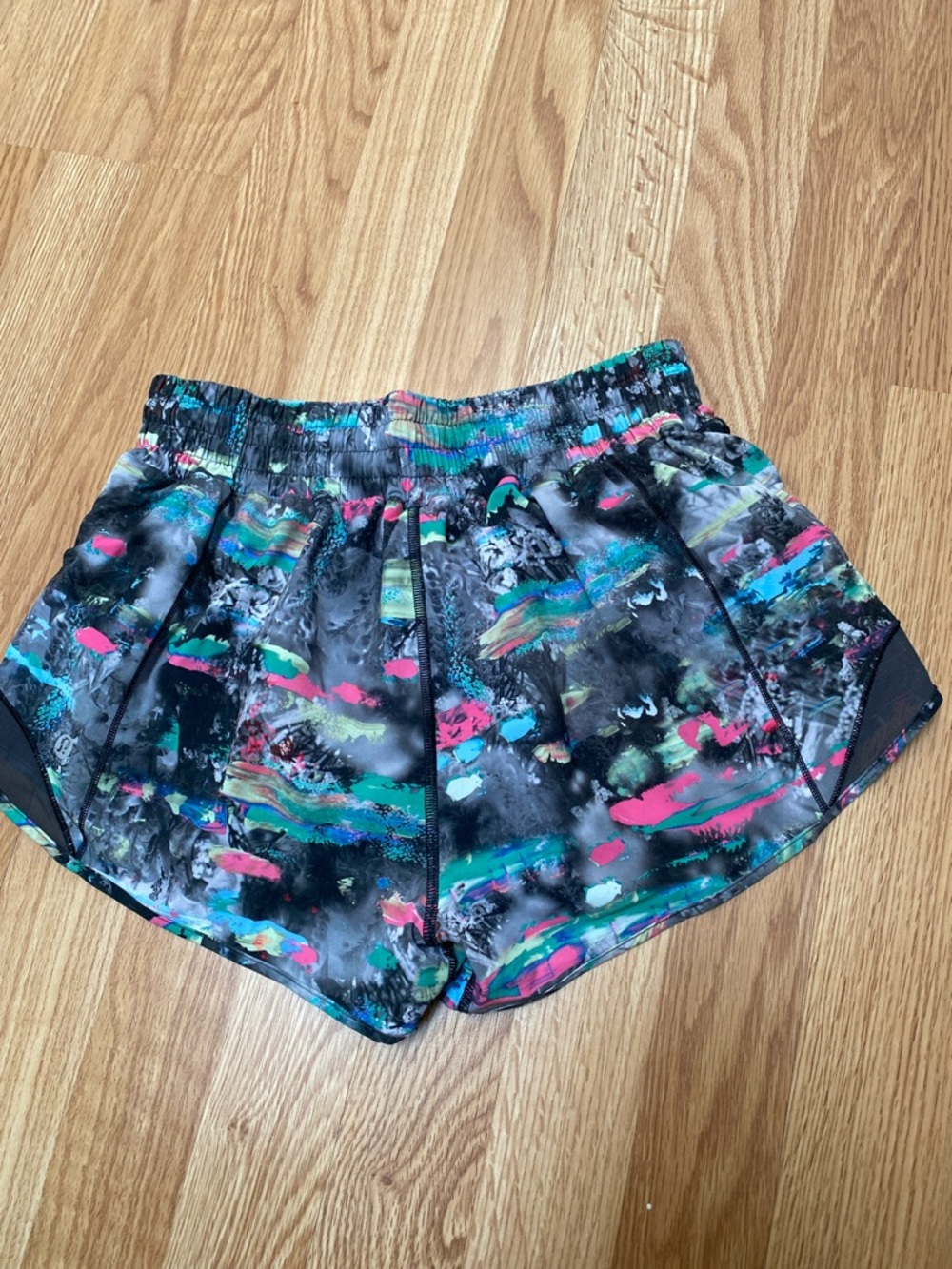 Lululemon Hotty Hot high rise 2.5 inseam Athletic Running Shorts, size 6 - Picture 3 of 4